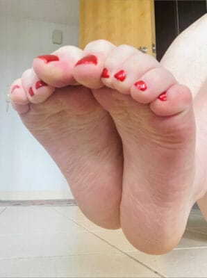 Pretty Feet England British OnlyFans - @prettyfeetengland